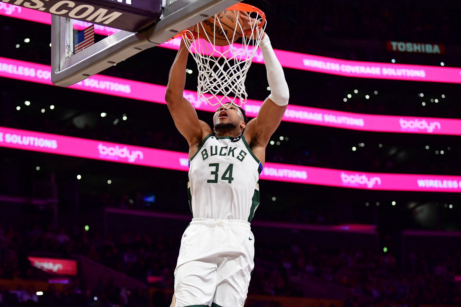 Giannis Antetokounmpo pidió a Milwaukee estudiar su salida y varios contendientes ya preparan ofertas agresivas antes del cierre del mercado.